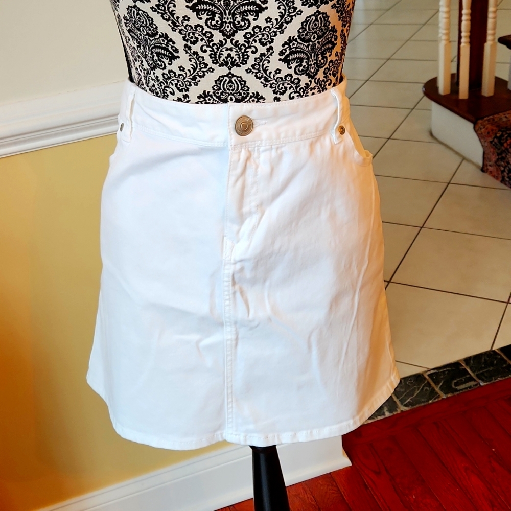 NWT. Loft, white skirt